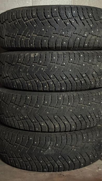Продам шипованую резину 215/65/16
