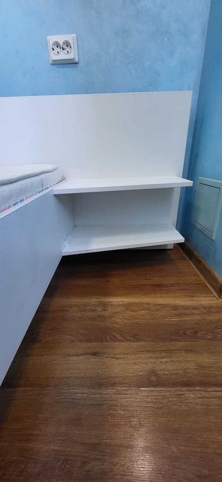 Pat alb de vânzare – include saltea cu două fețe vară/iarnă – 2500 RON