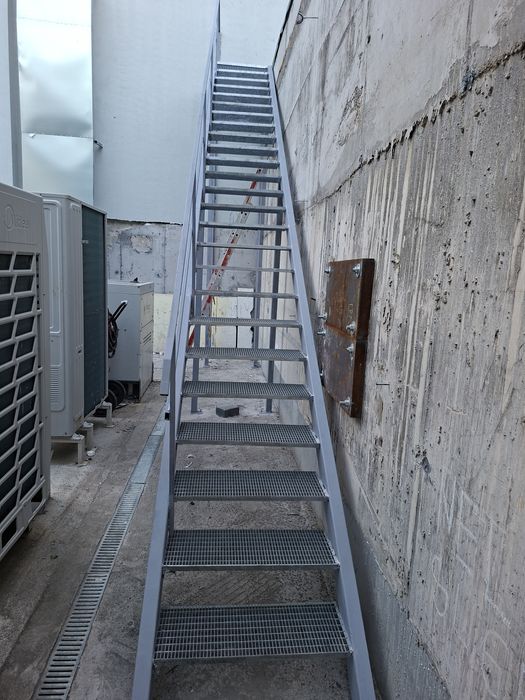 Vând scarii metalice zincate exterioare și pentru incendii , platforme