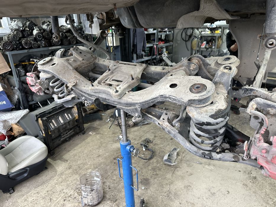 Заден мост за Тойота Авенсис Т27 комби!!!