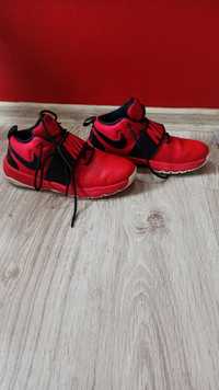 Червени маратонки Nike