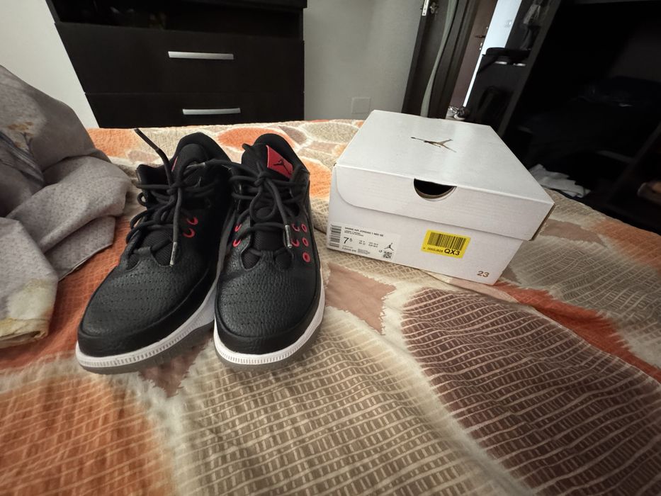 Adidași Jordan – Mărimea 38.5 (US 7.5Y)