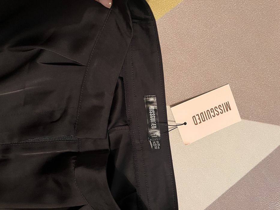 Черен панталон сатен с пера Missguided