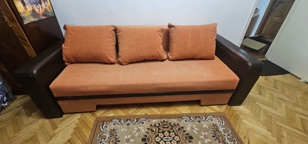 Vand Canapea extensibilă, cu spațiu de depozitare.

Dimensiuni totale: