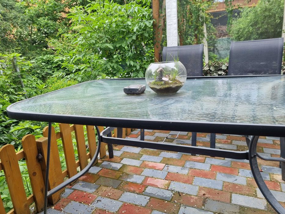 Masa de gradina din sticla.