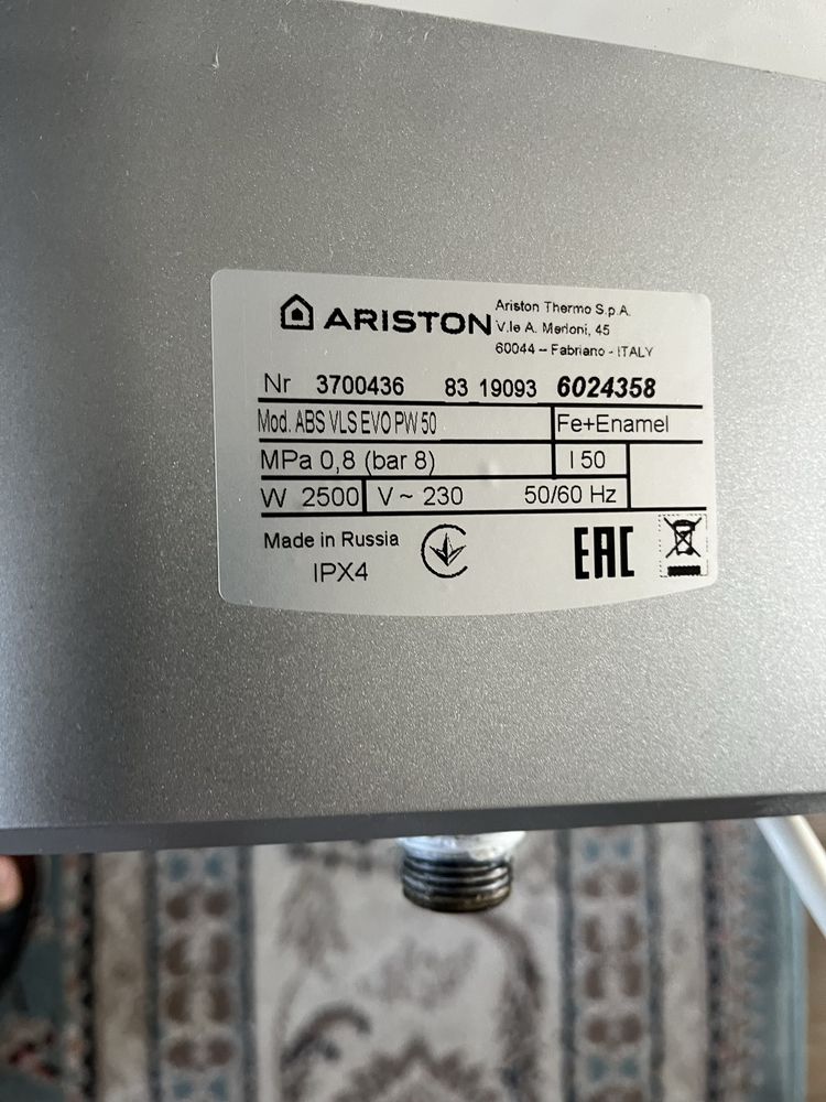 Продам на запчасти водонагреватель Аристон,протек ревервуар для воды.