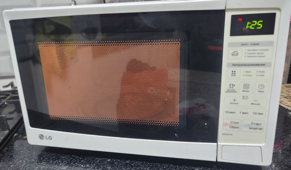 В новом состояние корейская микроволновка LG 23л без дефектов