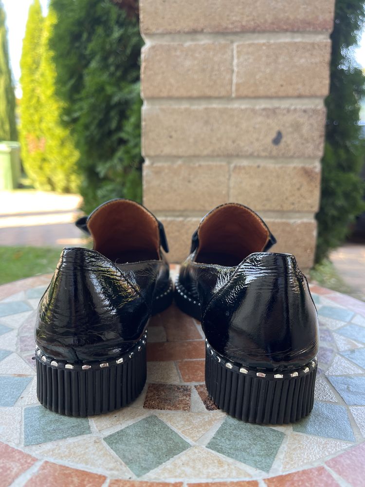 Vând pantofi pentru dama din piele marimea 37