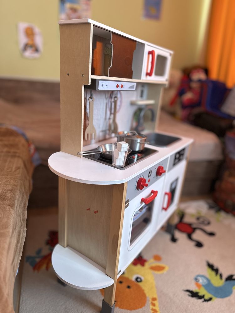 Детска дървена кухня с тиган ,тенджерка , чаша и лед за нея.