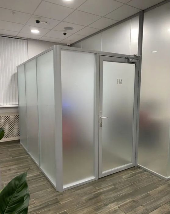 Оклейка стёкол, окон, перегородок матовой и смарт плёнкой.