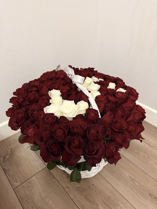 101 роза в корзине