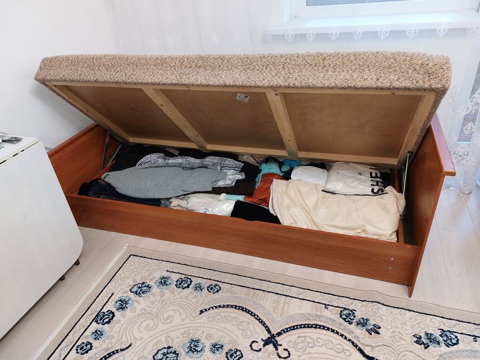 Продам  кровать-тахта б.у продаю из за ненадобности.размер 100см×205см