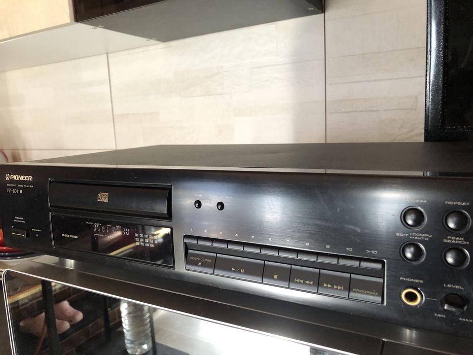 Pioneer PD-104 compact disc player