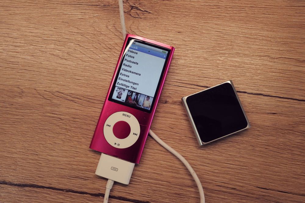 Vand ipod 2 bucati nano gen 5 si cu touch