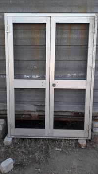 Дверь дюроалюминиевая размером 1.45х2.07м.