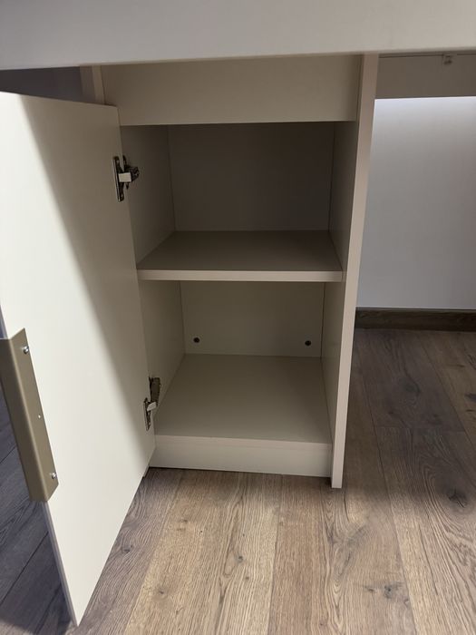 Продава се кухненска маса с столове