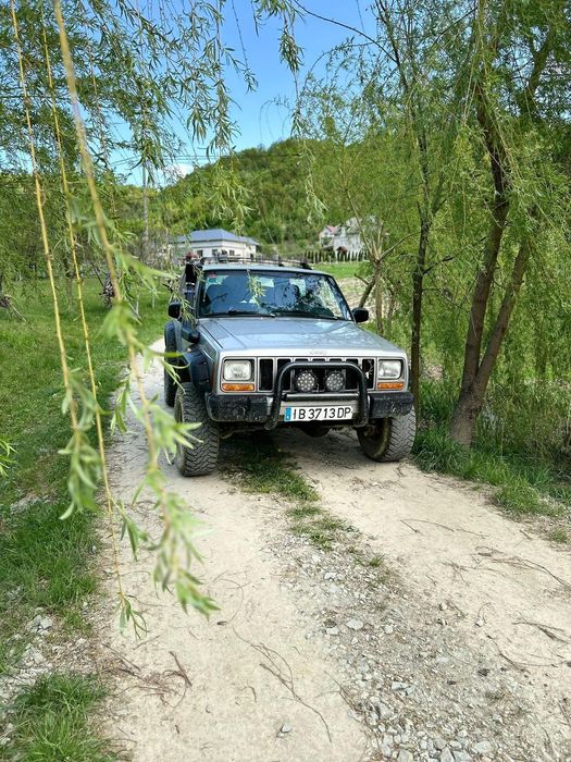 Cherokee xj 2.5 fara rugina