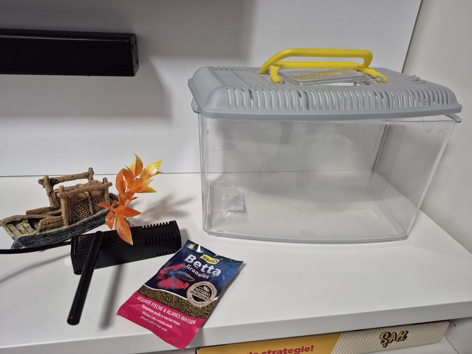 Acvariu plastic cu capac si pompa cu filtru