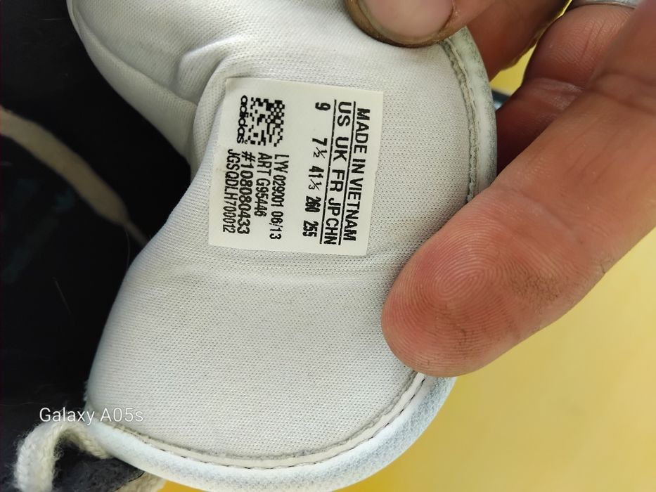 Оригинални дамски кецки Адидас.