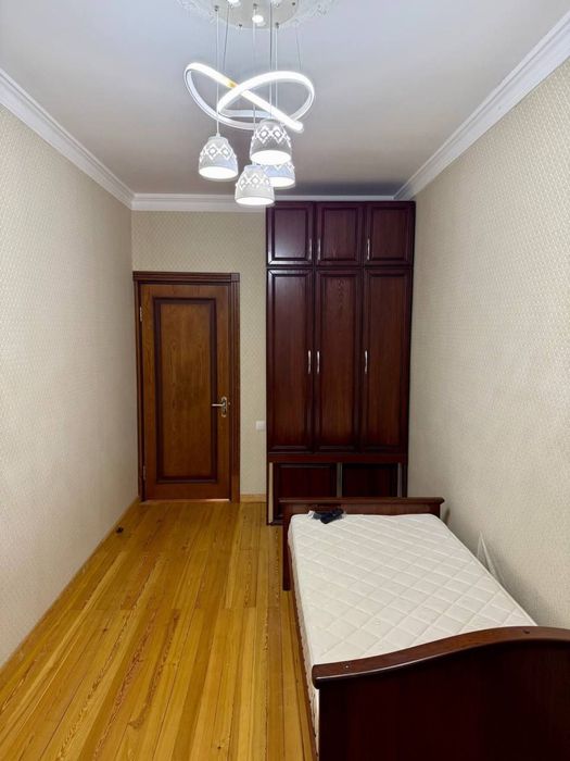 Чиланзар 20.  Срочно Продаю. 3 Х комнатная квартира