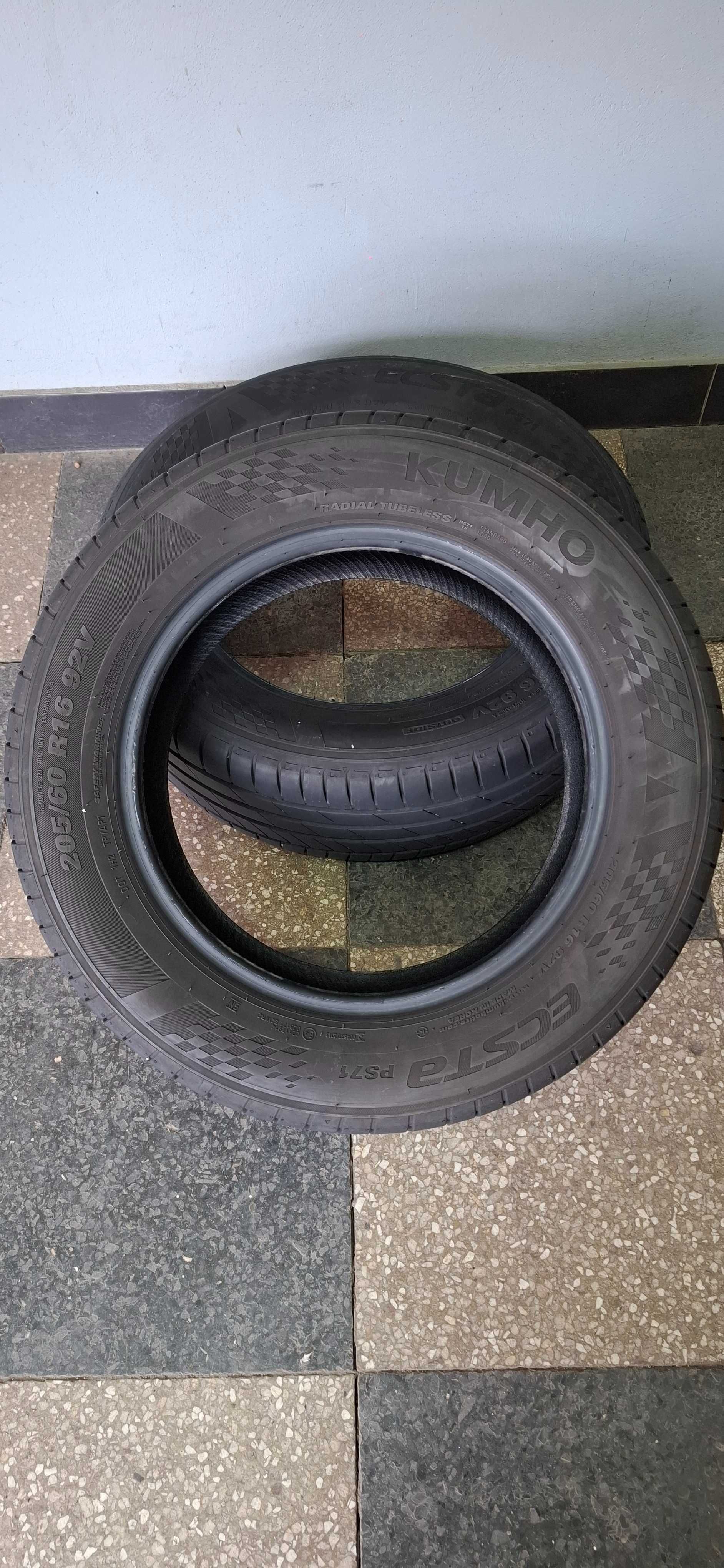 2бр. 205/60/16 Kumho 6.5mm грайфер, дот 23г.Безплатен монтаж
