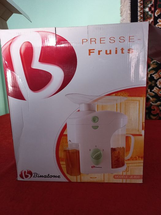 Новая соковыжималка в коробке.