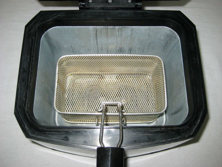 Фритюрница 3лт оригинал отличном рабочим состоянии!