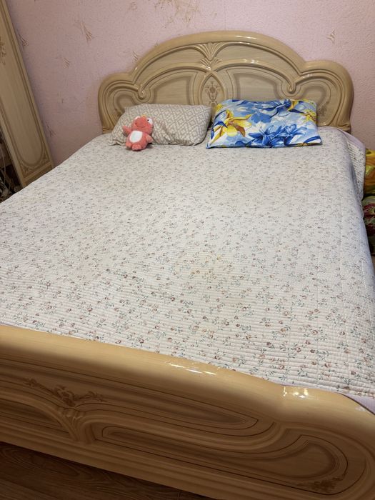 двуспальная кровать с матрасом