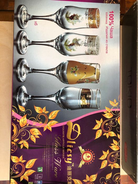 Много наборов посуды