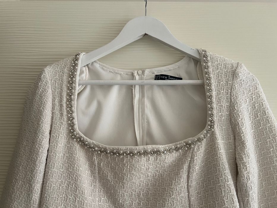 Бяла  къса рокля