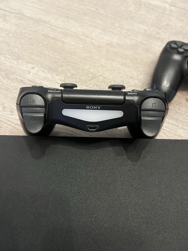 PS4 Slim versiune de 1TB + 2 controllere originale