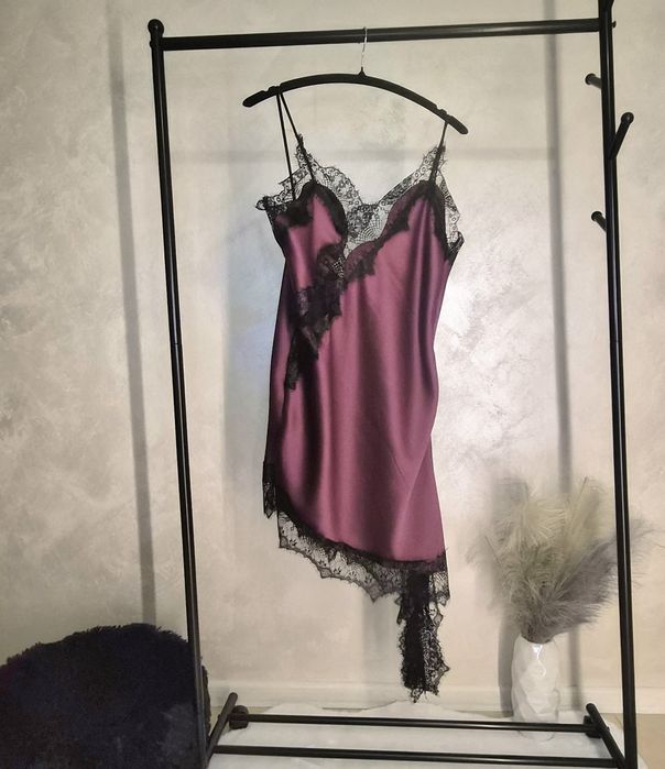 Сатенени рокли с дантела must have ZARA