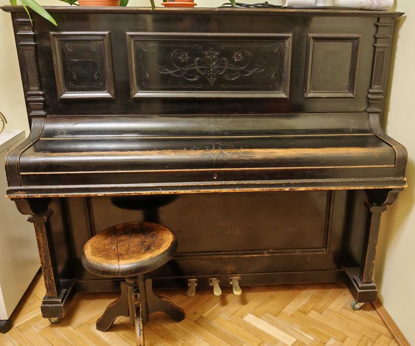 pianina pian Hofmann cu placa bronz si scaun rotativ