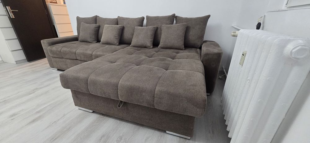 Coltar extensibil impecabil cu spațiu depozitare (perne incluse)