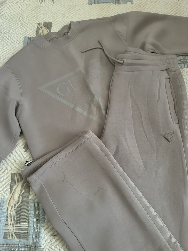 Екип на марката guess