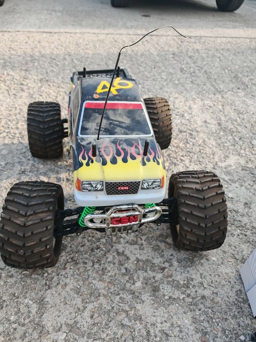 Vând masinuta pe benzina 4x4
