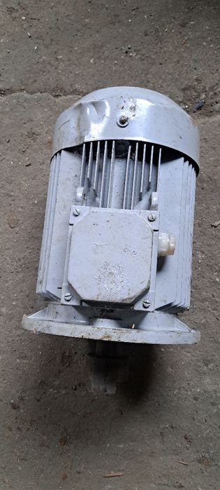 Vând motor electric NOU 4.25 KW 220/380