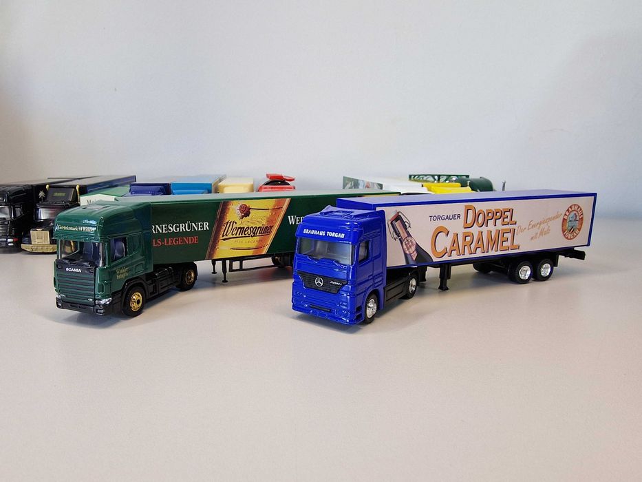 Set 12 camioane, lungime 15–22 cm, cabină metalică + remorcă plastic