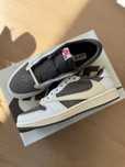 Adidasi Travis Scott Jordan 1 Retro Reverse Mocha