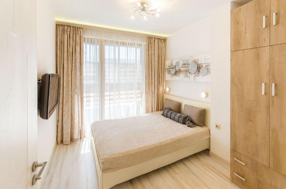 Дава се под наем Тристаен апартамент в Варна, Център - 95 кв.м за 650 € - Снимка #2