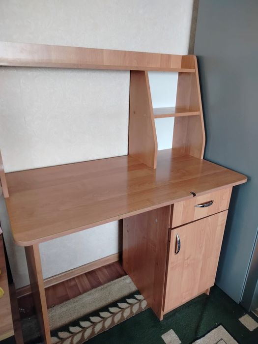 Продам школьный стол и книжка-стол