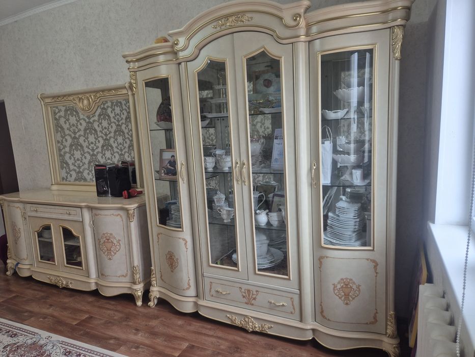 Сервант с комодом