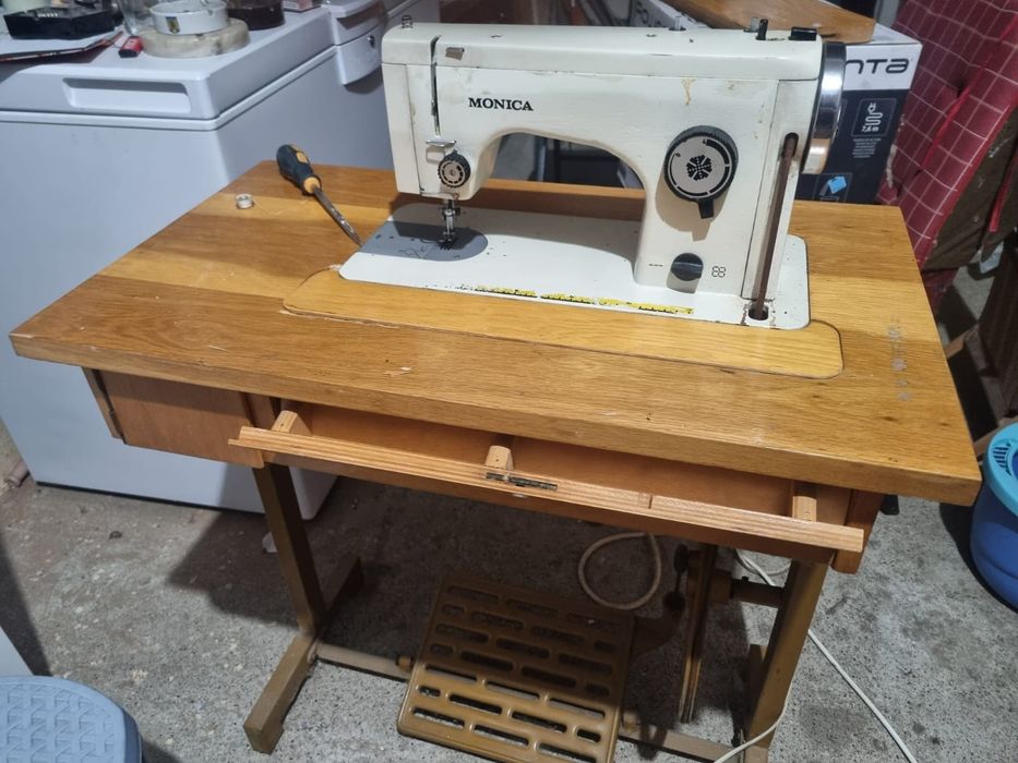 Vând Mașină de cusut Monica