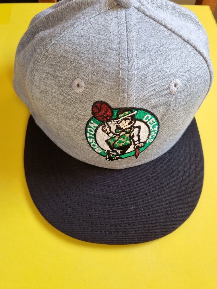 Sapca SnapBack S/M New Era Boston Celtics cozoroc drept negru/gri .