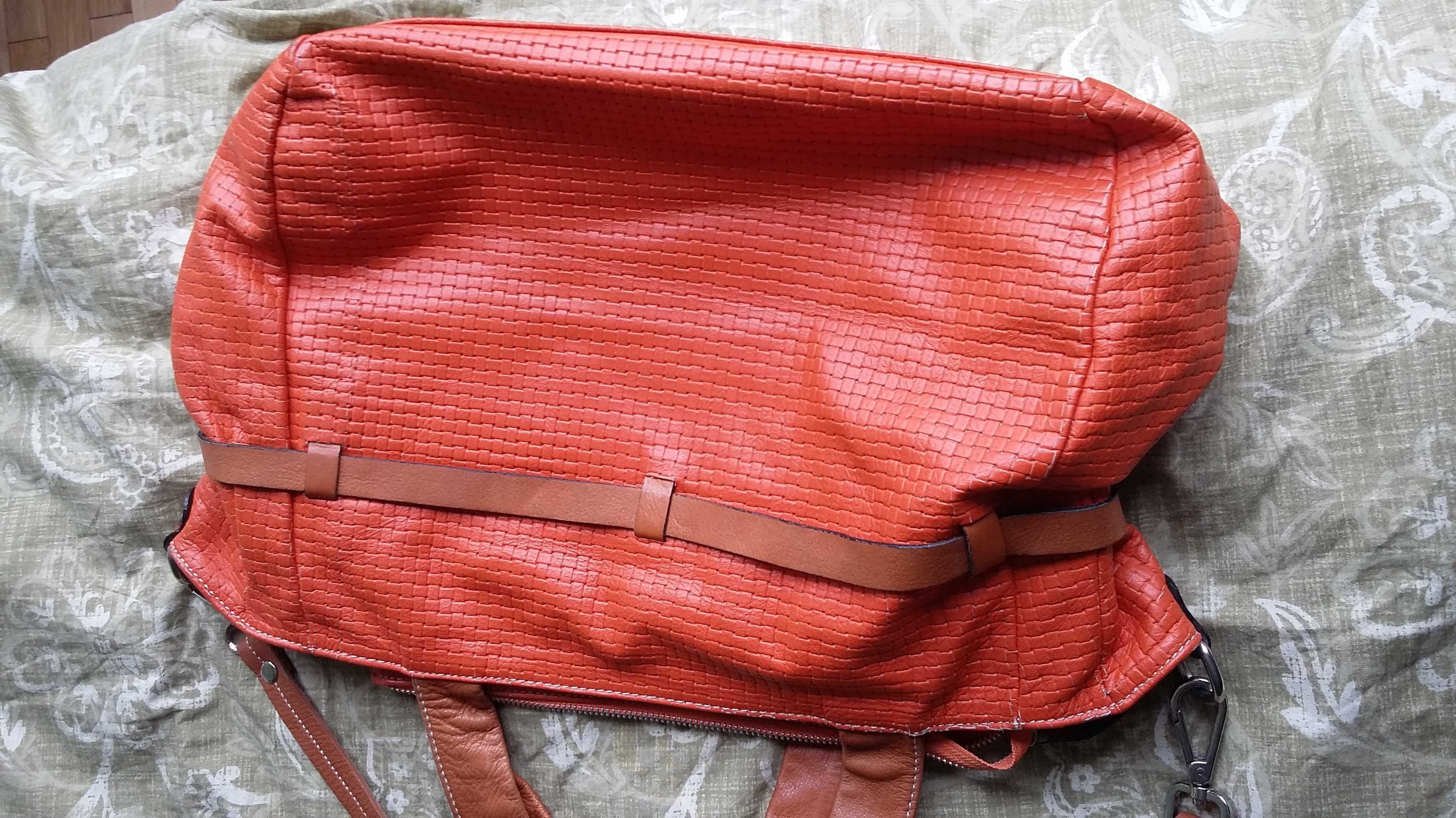 Оранжева италианска кожена чанта и черна кожена чанта