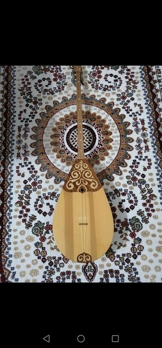 Домбыра профессиональный звучит чётко и отличный зделано из дерево лақ