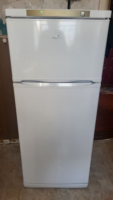 Продам двухкамерный холодильник Indesit в отличном состоянии
