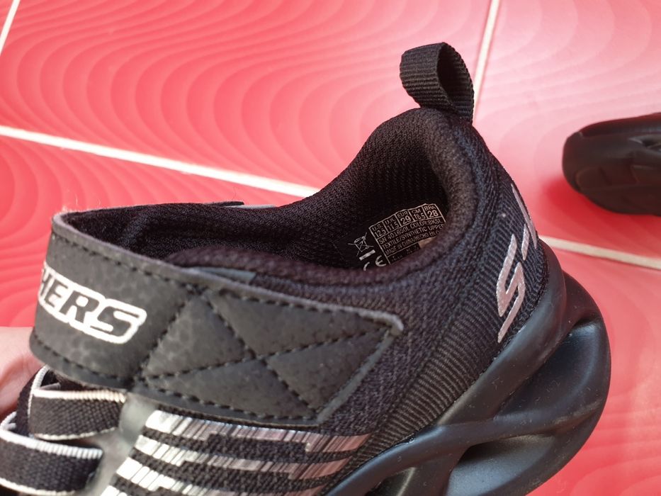 Adidasi Skechers negri cu luminite noi