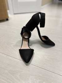 Черные красивые туфельки