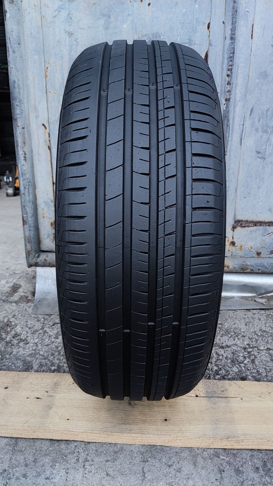1бр. лятна гума 205/55/16 Royal Black 
dot23
7.3mm
Перфектно състояние